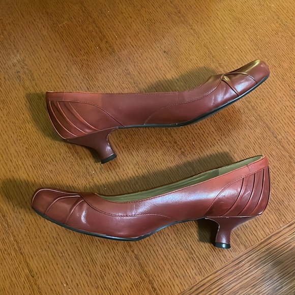 Red Kenneth Cole Reaction kitten heel - Picture 2 of 3